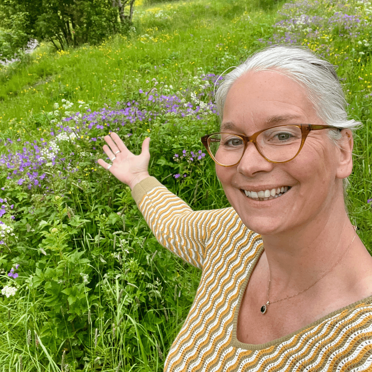 Bikube-stemning og blome-bonanza hjå Vossabia 🐝 🌸 - Vossabia
