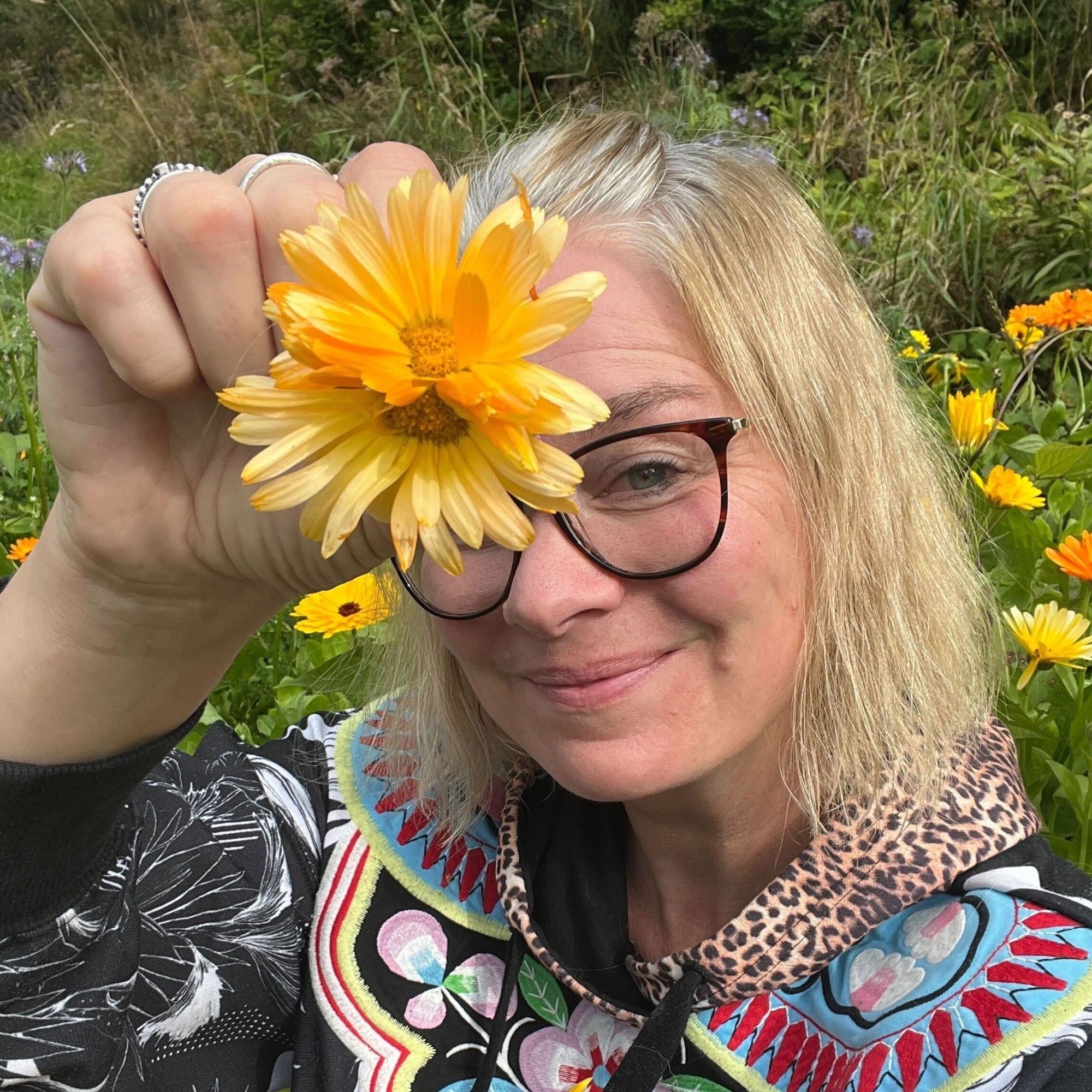 Vakker og vilt nyttig! 🌼 Ringblomst er sola i husapoteket og velveresenteret vårt! - Vossabia