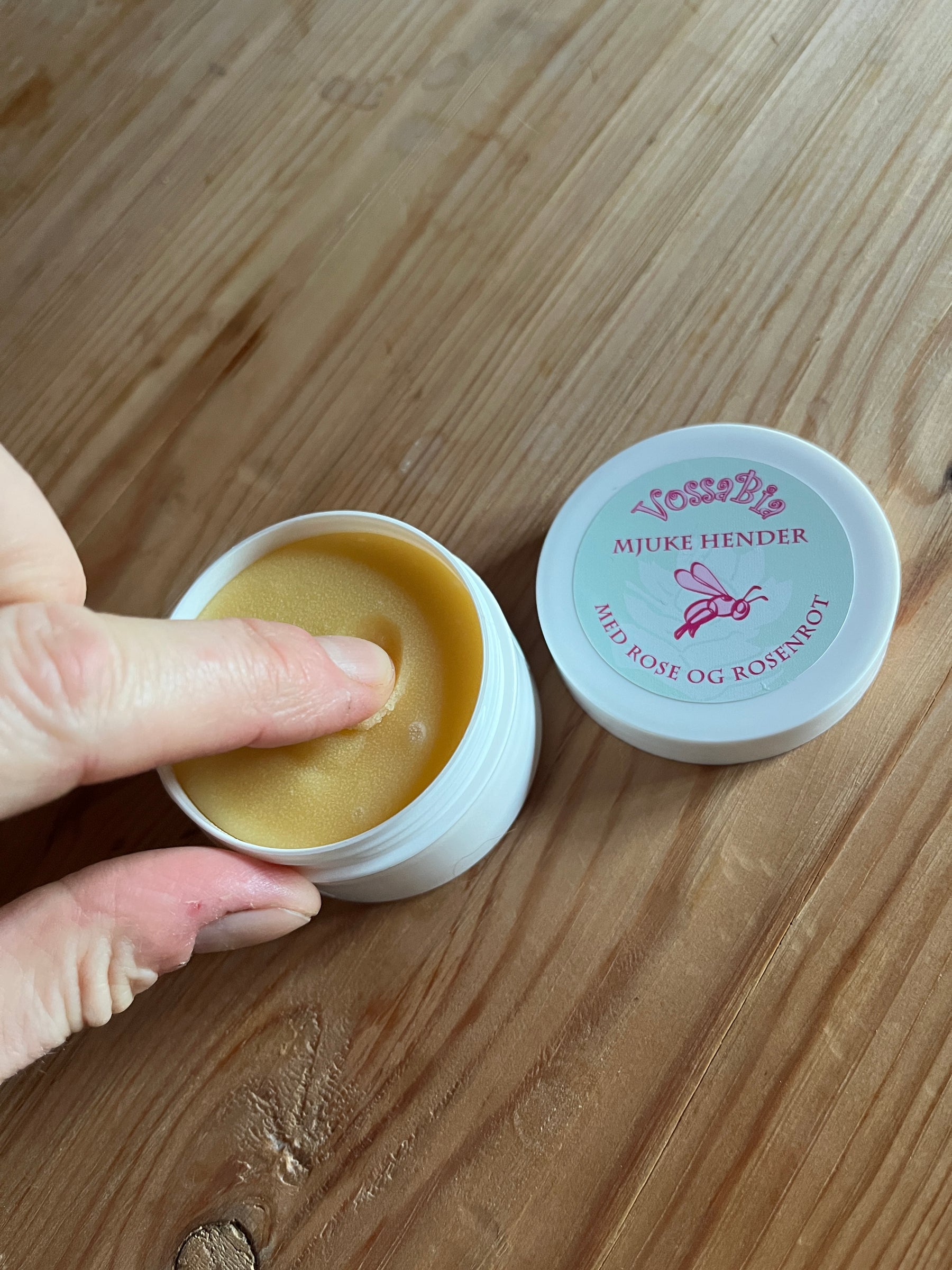 Mjuke hender - med rose og rosenrot