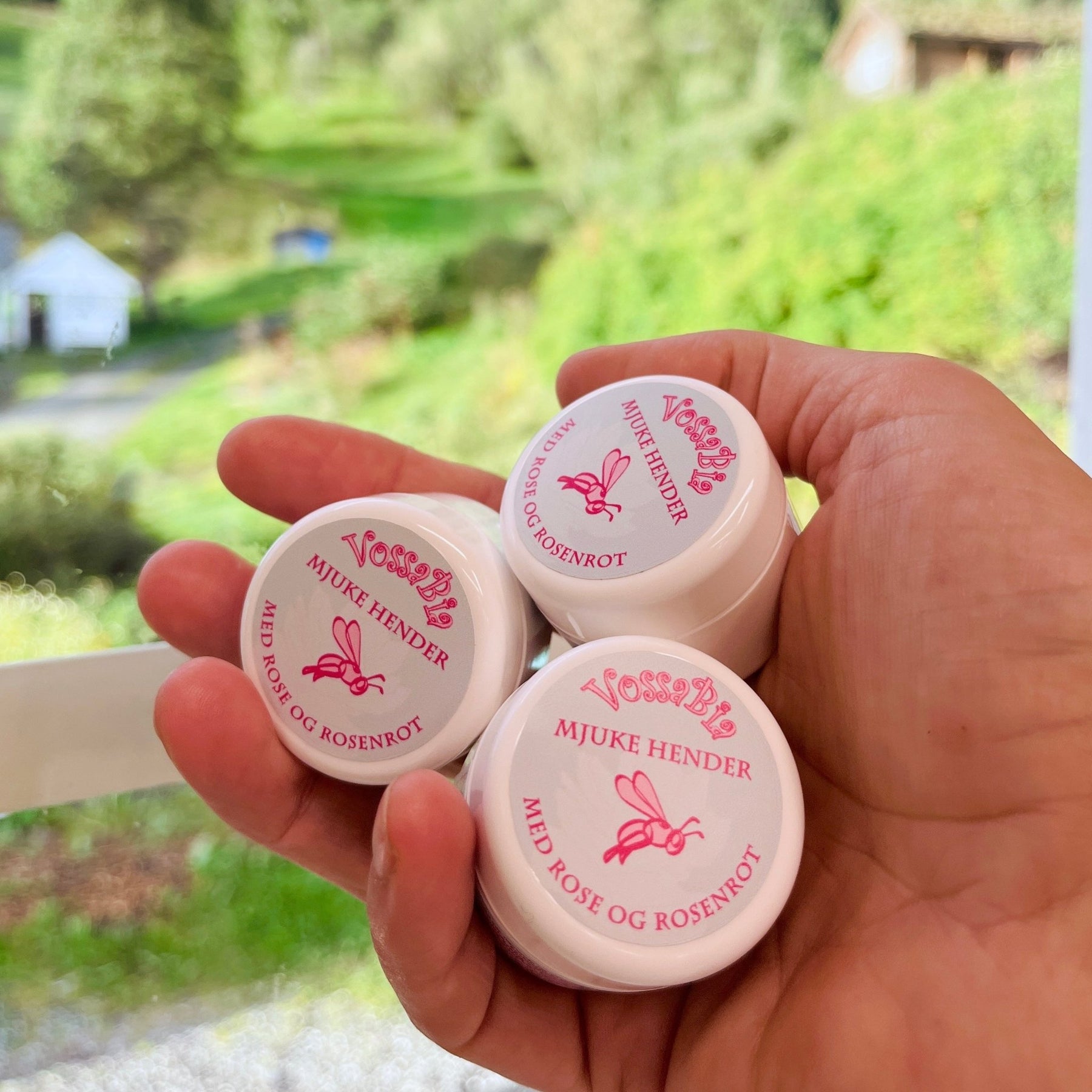 Mjuke hender - med rose og rosenrot - Vossabia