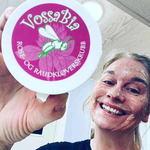 Rose - og raudkløverskrubb til ansikt - Vossabia