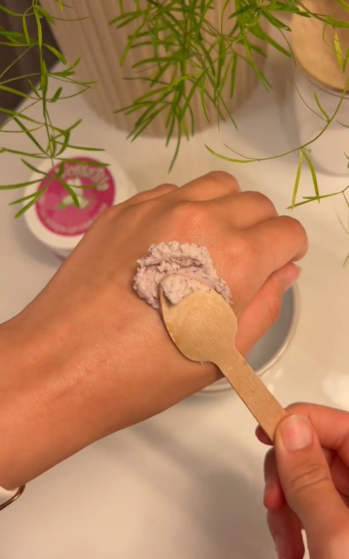 Exfoliante facial de rosa y trébol rojo - Vossabia