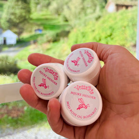 Mjuke hender - med rose og rosenrot - Vossabia