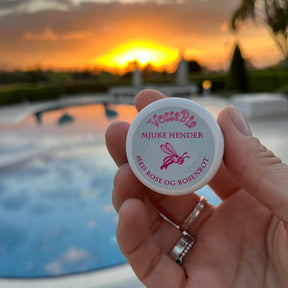 Mjuke hender - med rose og rosenrot - Vossabia
