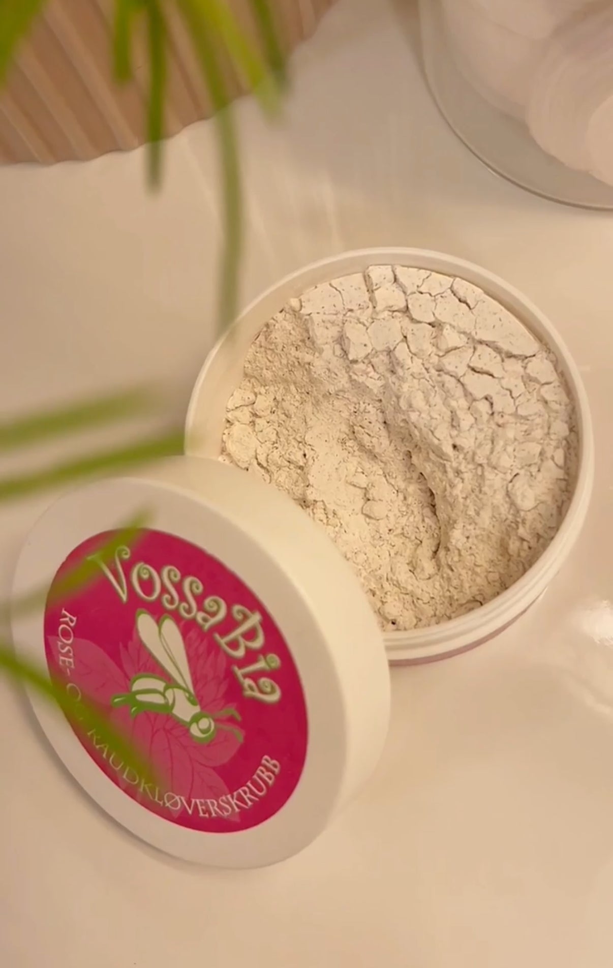 Rose and red clover facial scrub - Vossabia
